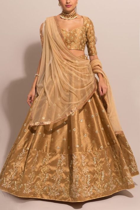 Gold Lehenga Simple, Golden Lehenga Simple, Lehenga Simple, Golden Lehenga, Gold Lehenga, Desi Aesthetics, Simple Lehenga, Outfits Indian, Lehnga Dress