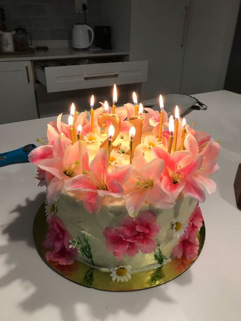 Pink 26th Birthday Cake, Florida Birthday Ideas, 19 Years Old Birthday Cake, Simple Fruit Cake Design, Funny 25th Birthday Cake, Summer Birthday Aesthetic, Real Flowers On Cake, Aesthetic Flower Cake, Nineteen Birthday Cake