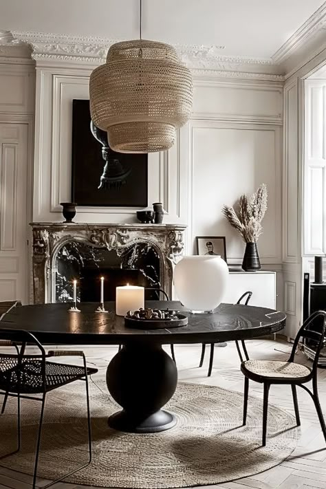 French Apartment Interior, Warm Wood Floors, Parisian Dining Room, Fine Dining Room, Black Dining Table, Warm Wood Flooring, Parisian Home Decor, Luxurious Dining Room, Parisian Interior