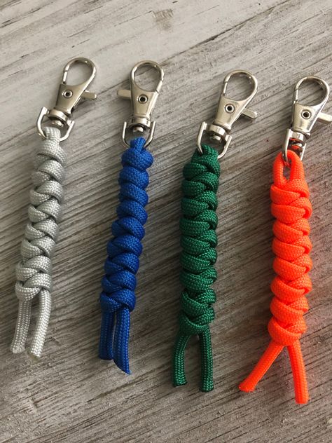 Having trouble finding your keys while digging through your purse? Or wanting to add a personal touch to your keys? This snake knot keychain is a durable and stylish way to get what you want. Item Details: - This listing includes one keychain in a variety of colors - Snake knot weave - Made of USA 550 paracord  - Approx. length is 4.5 inches in length - 1.5 inch metal swivel clasp Looking to mix and match colors? Feel free to reach out by sending me a message. Paracord Weaves, Paracord Zipper Pull, Knot Keychain, Fuquay Varina Nc, Paracord Projects Diy, Paracord Accessories, Paracord Bracelet Patterns, Snake Knot, Macrame Tutorials