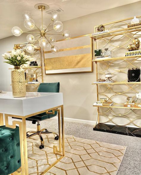 Green And Gold Office, Med Spa Design, Hair Studio Decor, Beautiful Office Spaces, Gold Office Decor, Glam Office, Chic Office Decor, Gold Office, Gold Desk