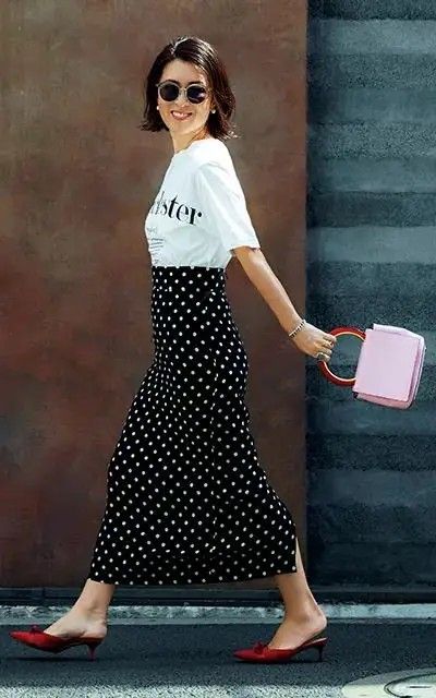 Polka Dot Skirt Street Style, Polka Dot Long Skirt Outfit, Polka Dot Skirt Outfit Work, Long Polka Dot Skirt Outfit, Polka Dot Maxi Skirt Outfit, Navy Polka Dot Skirt Outfit, Black And White Polka Dot Skirt Outfit, Polka Dot Skirt Outfit Summer, Polka Dots Skirt Outfit