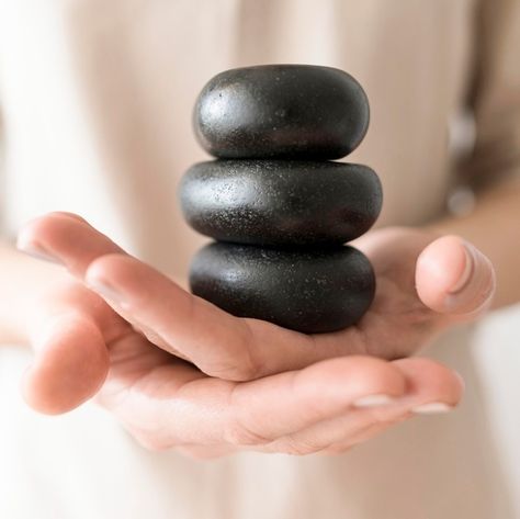 Premium Photo | Close-up hands holding spa stones Massage Photoshoot Ideas, Spa Advertising, Spa Treatments Massage, Massage Images, Massage Pictures, Spa Soap, Spa Items, Massage Therapy Techniques, Massage Stones