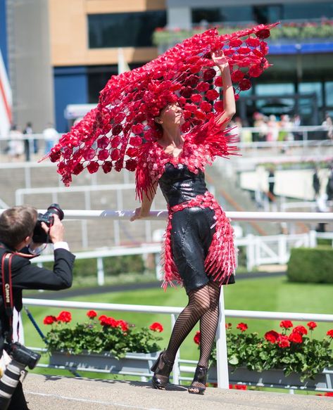 GettyImages-477625360 Kentucky Derby Hats Diy Funny, Derby Hats Diy Ideas, Kentucky Derby Hats Diy, Derby Hats Diy, Kentucky Derby Party Outfit, Kentucky Derby Party Decorations, Unusual Hats, Crazy Hat Day, Derby Outfits