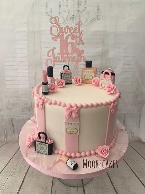 Dior Bday Cake, Dior Cake Ideas, Pandora Birthday Cake, Miss Dior Birthday Cake, Chanel Bday Cake, Pink Chanel Birthday Cake, Makeup Birthday Cakes, Chanel Birthday Cake, Louis Vuitton Cake