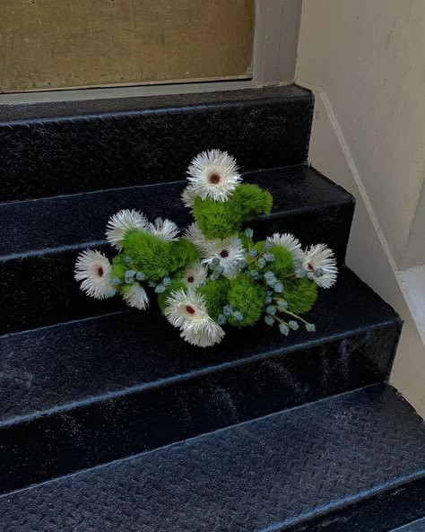 Agos Muni, Green Dianthus, Flower In Hand, Honey Flower, White Floral Centerpieces, Flower Floor, Modern Floral Arrangements, Gerbera Flower, Modern Wedding Flowers