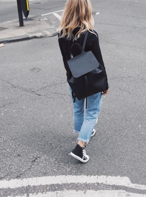 Photo Backpack Outfit, University Outfit, Mini Mochila, Led Fashion, Minimal Classic, Street Style Trends, Street Style Winter, Casual Style Outfits, Black Backpack