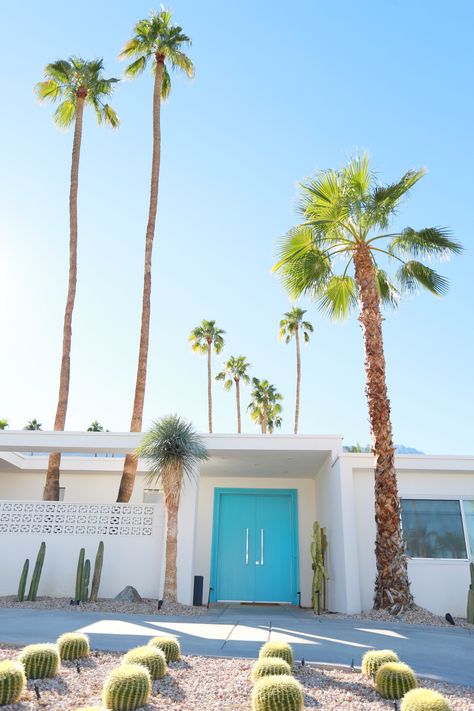 Palm Springs Exterior, Palm Springs Landscaping, Mid Century Photography, Palm Springs Aesthetic, Palm Springs House, Turquoise Door, Long Weekend Trips, Palm Springs Style, Palm Spring