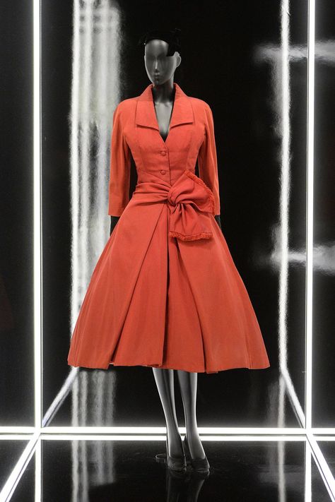 An Écarlate silk faille afternoon dress, from the Autumn-Winter 1955 Haute Couture collection, Y line. Christen Dior, Dior Designer Of Dreams, Fifties Dress, Christian Dior Designer, Class Dress, Vintage Midi Dresses, Afternoon Dress, Dior Vintage, Dior Designer