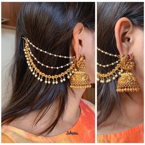 Jumka With Hair Chain, Jhumka With Hair Chain, Gold Jhumka With Ear Chain, Gold Earrings With Chain, Gold Earrings Chain Design, Jhumka With Ear Chain Hairstyle, Earrings Gold Indian Weddings, Earrings With Chain Indian, Gold Ear Chain Designs