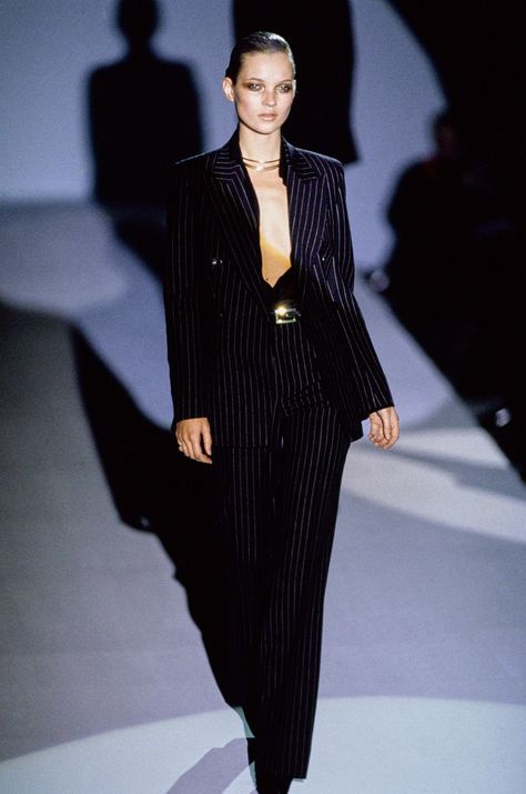 Gucci Fall 1996 Ready-to-Wear Fashion Show - Kate Moss Tom Ford Gucci, Gucci Runway, Gucci Suit, Kate Moss Style, 90s Runway Fashion, Vintage Runway, 1990s Fashion, Couture Mode, To Wear