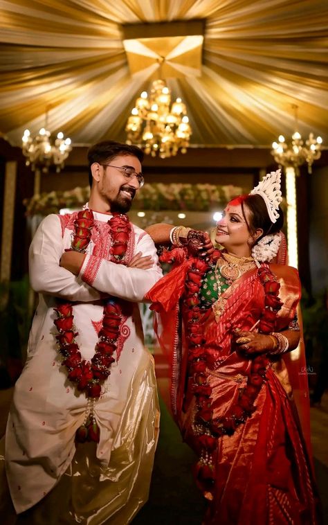 Bengoli Photoshoot Pose, Bengali Groom Outfit, Bengali Groom Outfit Wedding, Bengali Couple Reception Look, Bengali Groom, Bengali Wedding Photoshoot, Bengali Wedding Poses, Bengali Wedding Couple, Bengali Reception Couple Poses