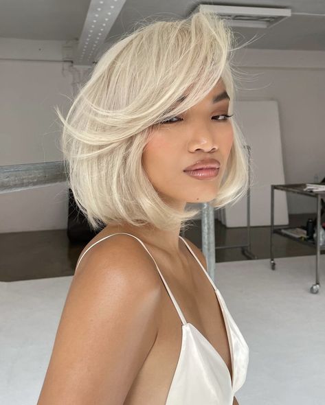 Short Blonde Hair On Latina, Short Blonde Hair Hairstyles, Blonde Bob Layers, Asian Blonde Bob, Short Blonde Hair Blowout, Blonde Bob Asian, Lob Blonde Hair, Platinum White Hair, Pink Grey Hair