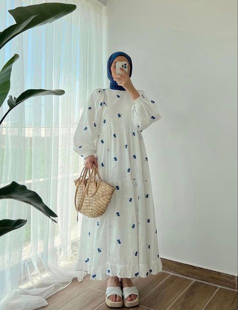 Islamic Modest Fashion, Simple Long Dress, Hijab Fashion Summer, Stylish Outfits Casual, Simple Frock Design, Simple Frocks, Blouse Casual Fashion, Modest Fashion Hijab, Muslim Outfits Casual