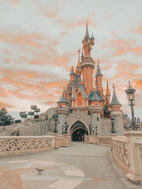 Disneyland Attractions, Disney Studios, Disneyland Paris, Disney Wallpaper, Disney Magic, Fall Vibes, Barcelona Cathedral, Taj Mahal, Disneyland