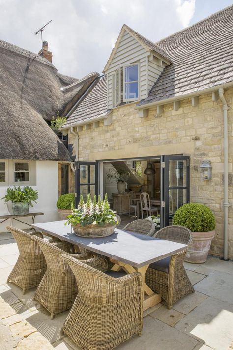 English cottage outdoor dining - Anton & K. Cotswold Cottage Interior, Emma Lewis, Cottage Patio, Cottage Outdoor, Cotswold Cottage, Cotswolds Cottage, English Country Cottage, Cottage Exterior, Cottage Interior