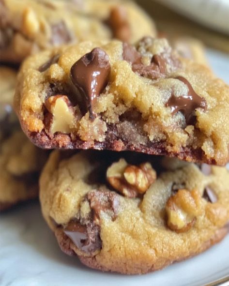 Levian Chocolate Chip Cookies, Levian Cookies, Walnut Cookies Recipe, Walnut Cookie Recipes, Nyc Bakery, Levain Cookies, Bakery Chocolate Chip Cookies, Chocolate Chip Walnut Cookies, Desserts Ideas