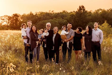 Extended Family Photoshoot, Large Family Photo Shoot Ideas, Large Family Photography, Family Reunion Photos, Extended Family Pictures, Big Family Photos, Extended Family Photos, Large Family Photos, Family Photoshoot Outfits