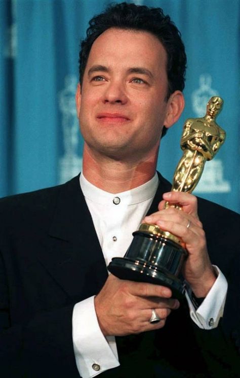 1993 Best Actor Oscar winner Tom Hanks in "Philadelphia" and Best Actor Winner for "Forrest Gump" in 1994. Tom Hanks Forrest Gump, Oscar Speech, Tom Hanks Movies, Forrest Gump 1994, Best Actor Oscar, Forest Gump, Oscar Night, Oscar Award, Classy Men