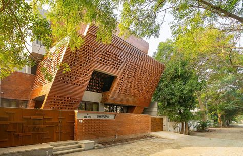 murali architects clads family residence in dynamic brick façade in india Chief Architect, Brick Architecture, Brick Facade, House Inside, Coimbatore, Exposed Brick, Bay Window, Brick Wall, 인테리어 디자인