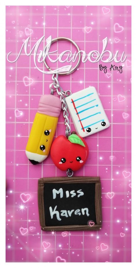 Teachers Day Keychain, Polymer Clay Projects Diy, Diy Notebook Cover, Crea Fimo, Creative Kids Crafts, Clay Keychain, Teachers Day Gifts, Clay Crafts Air Dry, Polymer Clay Christmas