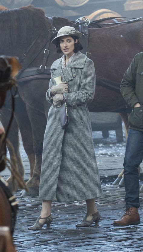 Aunt Polly Peaky Blinders Outfits, Ada Shelby Outfit, Grace Peaky Blinders Outfit, Peaky Blinders Outfits For Women, Ada Peaky Blinders, Peaky Blinders Fashion Women, Peaky Blinders Women Fashion, Peaky Blinders Women, Peaky Blinders Outfit Women