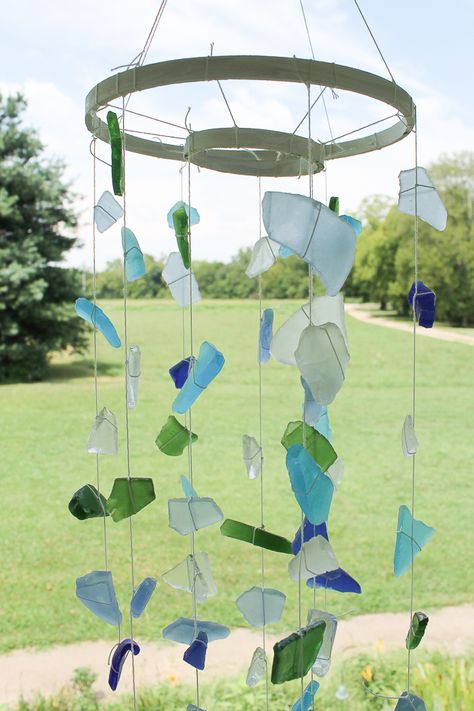 Make these simple sea glass wind chimes with just a few supplies! These beach themed wind chimes are just what your home needs this summer! #seaglass #beach #crafts #windchimes Sea Glass Wind Chimes, Seaglass Beach, Sea Glass Diy, Wind Chimes Homemade, Wind Chimes Craft, Beach Finds, Glass Diy, Glass Wind Chimes, Country Chic Cottage