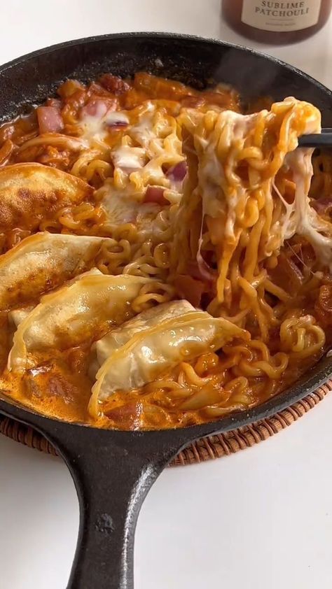 Top Ramen With Egg, Spicy Cheese Noodles, Shin Noodles, Gochujang Ramen, Cheesy Ramen Noodles, Buldak Ramen Recipe, Ramen Cheese, Ramen Buldak, Spicy Ramen Noodle Recipes