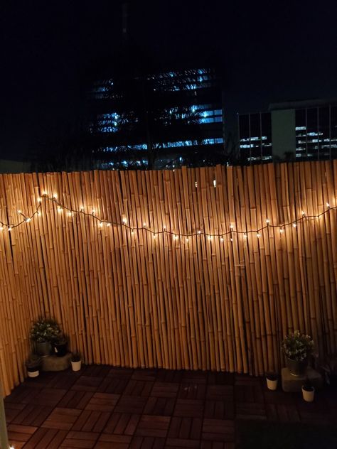 Bamboo Wall Garden Privacy Screens, Bamboo Walls Outdoor, Fake Fence Ideas, Garden Bamboo Screen, Garden With Bamboo Fence, Bamboo Patio Ideas, Balcony Bamboo Privacy, Bamboo Fencing Ideas Backyard Privacy, Bamboo Backyard Ideas