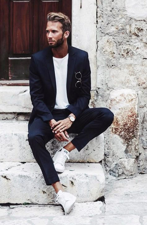 Yes, it is a trend to pair up suits with sneakers, and believe me this style creates magic. Check out how… Terno Slim Fit, Suits And Sneakers, Most Stylish Men, Fitness Gadgets, Minimal Street Style, Mens Fashion Smart, Mens Fashion Blog, Guy Stuff, Men Street