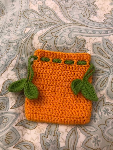 Crochet Fall Bag, Crochet Ideas Small Projects, Orange Yarn Crochet Projects, Fall Themed Crochet, Crochet Trinkets, Crochet Orange, Crochet Christmas Gifts, Crochet Inspo, Crochet Fall