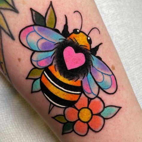 Bee And Flower Tattoo, Bee Tattoo Ideas, Minecraft Bee, Fingerprint Tattoos, Botanical Tattoos, Traditional Tattoo Flowers, Colorful Tattoo, Petit Tattoo, Tatuaje A Color