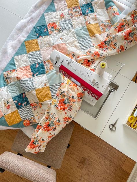 Aesthetic Quilt Ideas, Simple Patchwork Quilt, Patchwork Quilt Aesthetic, Sharon Holland, Farmhouse Patchwork Quilt, Quilt Cottagecore, Aesthetic Quilts, Beginner Quilt, Sharon Holland Quilt Patterns