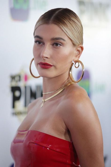 Hailey Bieber wears one of the spring’s biggest jewelry trends – hoop earrings. #celebrity #celebritystyle #haileybaldwin #haileybeiber #hoopearrings #jewelry #fabfashionfix Ušný Piercing, Haley Baldwin, Hailey Rhode Baldwin, Hailey Bieber Style, Hailey Baldwin Style, Makeup Tip, Justin Hailey, Glow Skin, King Kylie