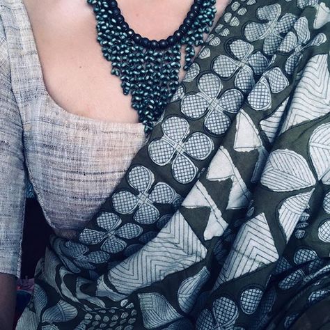 #outfitoftheday || Not For Sale Necklace : FabIndia Saree : Margazhi Fabindia Saree, Formal Saree, Indian Fashion Trends, Saree Jewellery, Indian Saree Blouse, Simple Sarees, Linen Saree, Trendy Sarees, Saree Trends