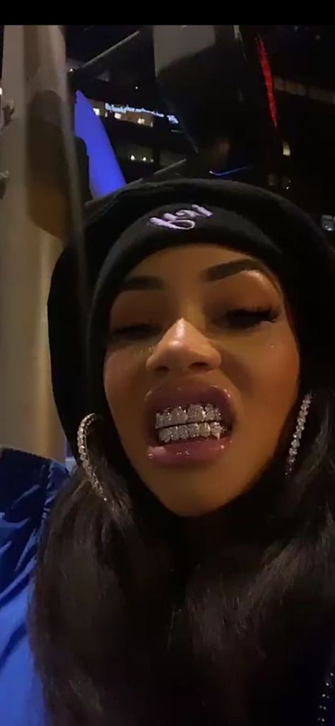 Saweeties grillz Girl Grillz, E Girl Style, Grillz Teeth, Diamond Grillz, Windows To The Soul, Diamond Teeth, Thug Girl, Icy Girl, Boujee Aesthetic