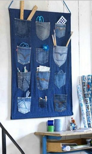 Recycled jeans organiser Återvinna Jeans, Projek Menjahit, Denim Crafts Diy, Sewing Storage, Lace Diy, Blue Jeans Crafts, Denim Quilt, Recycled Jeans, Jean Crafts