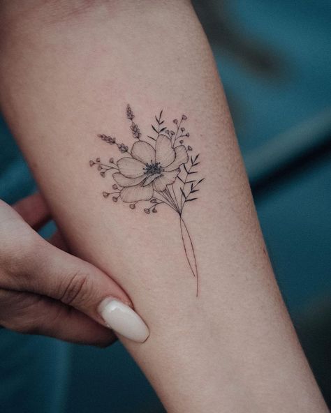 Bunami on Instagram: “So in LOVE with this cosmea bouquet 🖤 . . . #bunamiink #floralillustration #armtattoo #wildflowertattoo #bouquet #amsterdam #amsterdamlove…” Person Tattoo, Lavender Tattoo, Bouquet Tattoo, Wildflower Tattoo, Stylish Tattoo, Birth Flower Tattoos, Unique Tattoo Designs, Line Work Tattoo, Tattoo Designs And Meanings