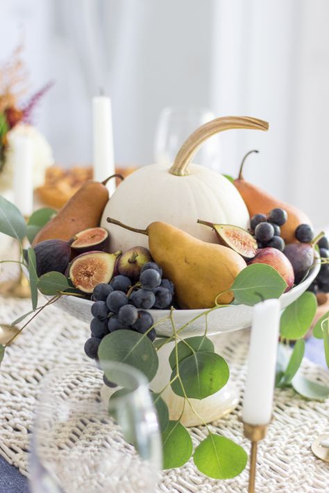 A beautiful tablescape with rich fall colors featuring a centerpiece of fall fruits: Plums, pears, figs, and grapes surround a simple white pumpkin. Thanksgiving Fruit, Fruit Table, Fruit Centerpieces, Fall Kitchen Decor, Fall Fruits, Fabulous Diy, Autumn Table, Fall Tablescapes, Fall Table Decor