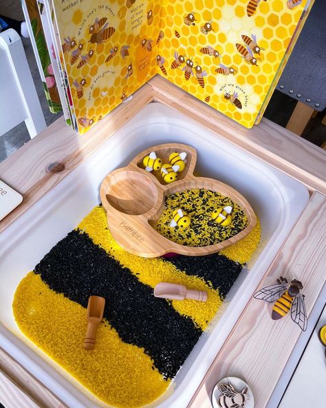 Bamboo Said The Bear on Instagram: “Un-bee-lievable messy play 🐝 Did you know our cute plates make great play-time additions too! A bumble bee inspired set-up with our bug…” Bumble Bee Activities, Babies Activities, Cute Plates, Bee Farming, Outdoor Kids Play Area, Bee Activities, Bee Boxes, Sensory Boxes, Tuff Tray