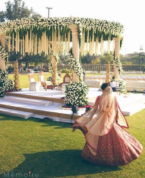 Vintage Wedding Ceremony Decorations, Vintage Wedding Ceremony, Mandap Design, Gujarati Wedding, Wedding Hall Decorations, Marriage Decoration, Desi Wedding Decor, Mandap Decor, Beautiful Wedding Decorations