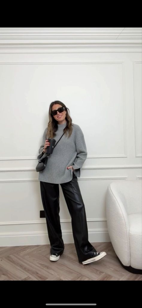 Wide Leather Trousers Outfit, Wide Leg Leather Trousers Outfit, Jumper Fall Outfit, Trousers Street Style, Leather Trousers Outfit, Trainers Outfit, Trousers Outfit, Trouser Outfit, Black Wide Leg Trousers