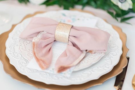 Blush And Gold Wedding Decor, Blush Pink And Gold Wedding, Wedding Sydney, Pink Table Settings, Gold Wedding Ideas, Gold Wedding Decor, Blush And Gold Wedding, Hampton Virginia, Napkin Folds