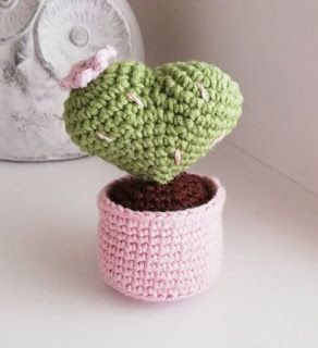 PATRONES AMIGURUMI GRATIS: PATRON GRATIS CACTUS CORAZON AMIGURUMI 35884 Crochet Beautiful, Crochet Cactus, Crochet Bouquet, Mini Crochet, Valentines Crochet, Crochet Plant, Crochet Decoration, Crochet Flower Tutorial, Crochet Diy