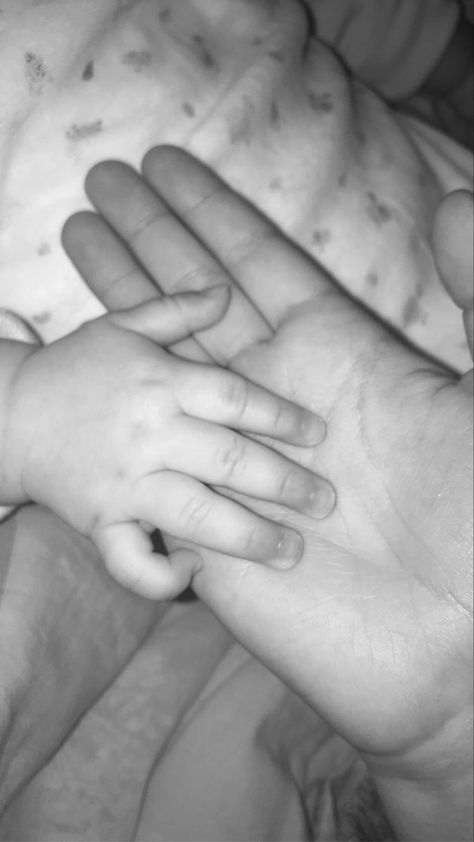 Best Friends Hands Pictures, Baby Hands Photography, Baby Snapchat Story, Sister Snap, Baby Dump, Baby Snapchat, Baby Dp, Hand Snap, Couple With Baby