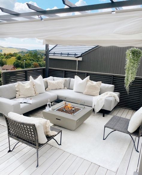 Cozy Rooftop Terrace, Rooftop Furniture Ideas, Rooftop Deck Decor, Big Rooftop Terrace, Balkon Aesthetic, Rooftop Lounge Home, Large Rooftop Terrace, Rooftop Hangout Aesthetic, Rooftop Terrace Design Penthouses