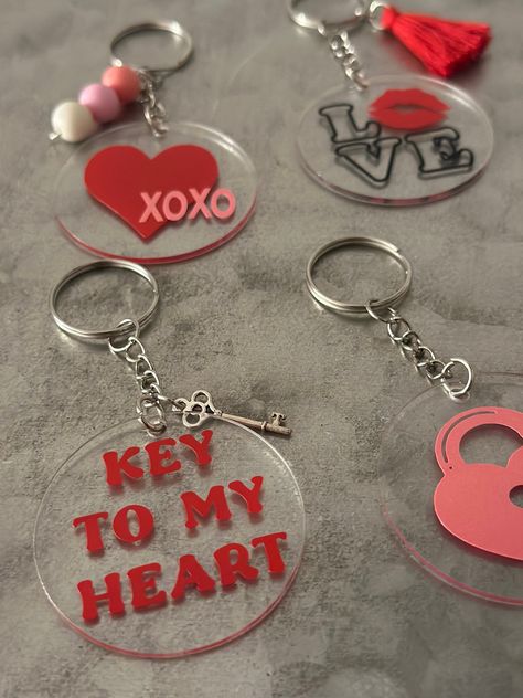 Valentine Keychain Diy, Valentine Keychain Craft, Cricut Valentines Projects To Sell, Valentine’s Day Cricut Ideas To Sell, Valentine’s Day Cricut Ideas, Valentines Cricut Ideas To Sell, Valentine Crafts To Sell, Custom Valentines Gifts, Keychain Valentine Kids