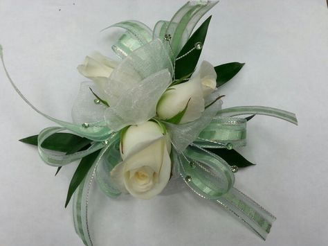 Sage Green Corsage Prom, Corsage For Green Dress Prom, Green Dress Corsage, Light Green Corsage, Corsage For Green Dress, Sage Green Corsage, Corsage Formal, Green Corsage, Corsage For Prom