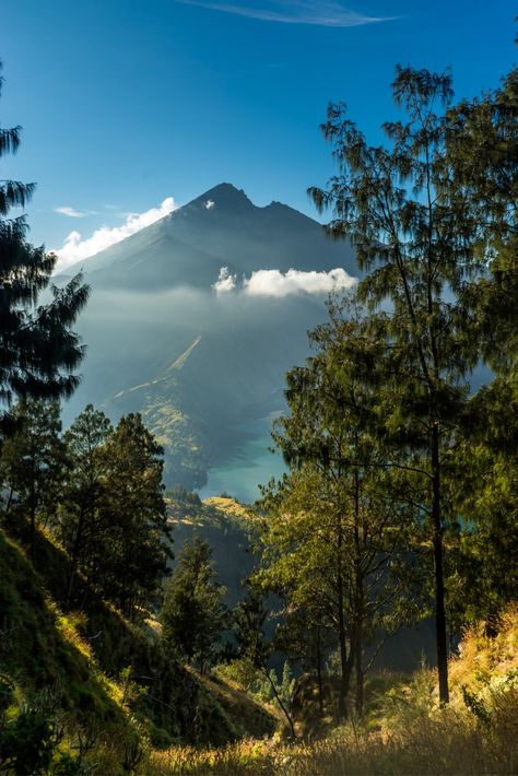 #rinjani #mtrinjani #lombok #pergasinga Experience breathtaking views and heartwarming moments with Lombok’s leading tour provider. We offer the best guides, equipment and Indonesian cuisine to create your most unique and memorable trekking adventures. Rinjani Mountain Wallpaper, Mt Pinatubo Photography, Mount Rinjani, Rinjani Mountain, Bromo Mountain, Gunung Rinjani Aesthetic, Mount Batur Bali, Gili Island, Mountain Wallpaper