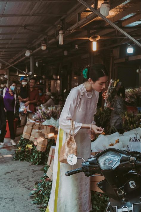 Vintage Ao Dai, Ao Dai Aesthetic, Viet Culture, Ao Dai Men, Traditional Vietnamese Clothing, Old New Borrowed Blue, Aesthetic Era, Vietnamese Clothing, Vietnam Art